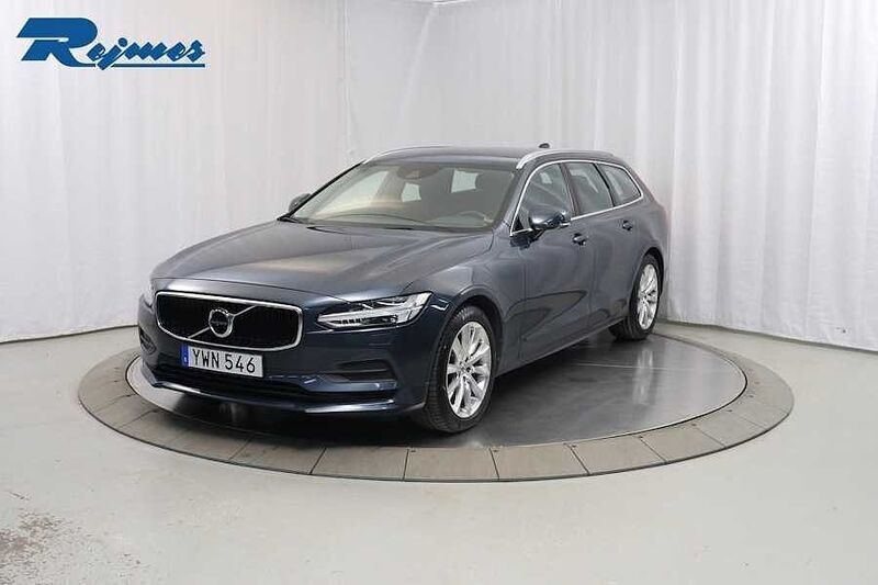 Mörkblå (denim blue metallic) Begagnad 2018 Volvo V90 Momentum Kombi | 234 800 kr (Marknadspris) - Bild 1/4