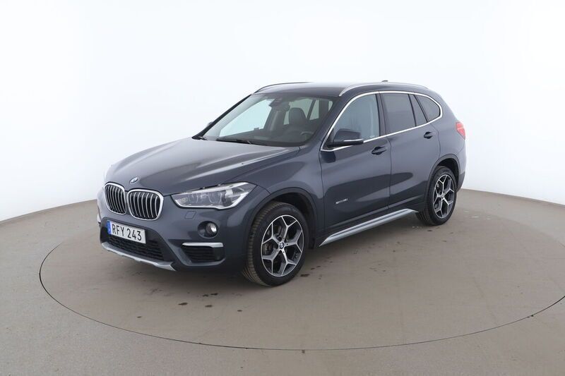 Grå Begagnad 2017 BMW X1 SUV | 158 000 kr - Bild 1/4