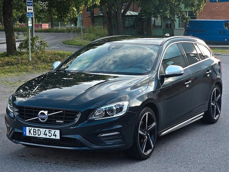 Grå Begagnad 2014 Volvo V60 R-Design Kombi | 169 999 kr (Lite dyr) - Bild 1/4