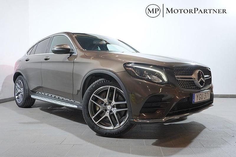 Mörkbrun Begagnad 2016 Mercedes GLC220 AMG Sportkupé | 309 900 kr (Marknadspris) - Bild 1/4