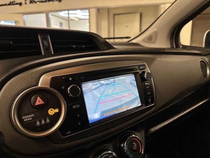 Silver Begagnad 2014 Toyota Yaris Halvkombi | 109 000 kr (Marknadspris) - Bild 1/4
