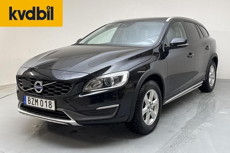 Begagnad Volvo V60 CC Momentum 190 HK (139 kW) 2016 Svart Kombi