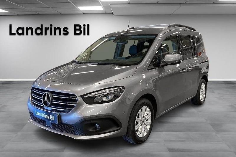 Grå Begagnad 2023 Mercedes T180 Minibuss | 349 000 kr (Marknadspris) - Bild 1/4
