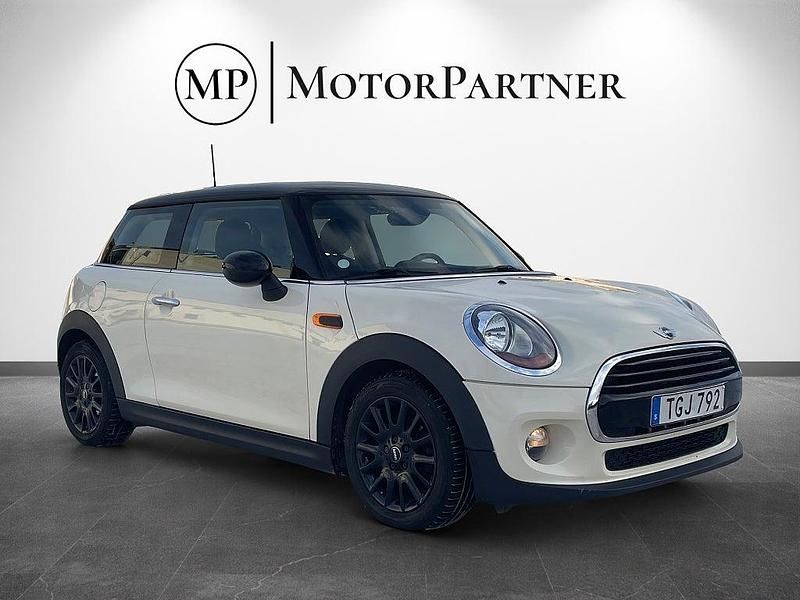 Vit Begagnad 2016 Mini Cooper Pepper Halvkombi | 99 900 kr (Marknadspris) - Bild 1/4