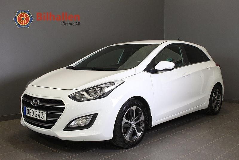 Vit Begagnad 2016 Hyundai i30 Comfort Halvkombi | 109 000 kr (Marknadspris) - Bild 1/4