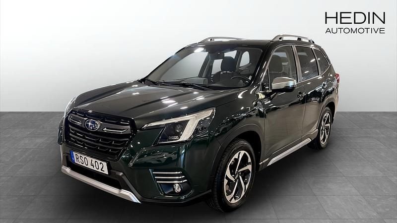 Grön (green) Begagnad 2022 Subaru Forester SUV | 349 900 kr (Marknadspris) - Bild 1/4