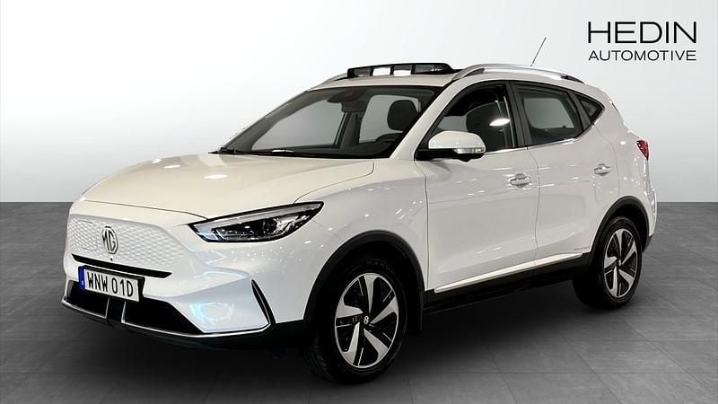 Vit (white) Begagnad 2023 MG ZS Luxury Sedan | 264 900 kr (Bra pris) - Bild 1/4
