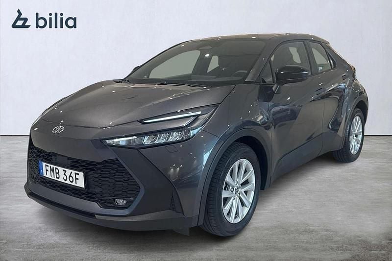 Mörkgrå Begagnad 2024 Toyota C-HR Active SUV | 329 900 kr (Marknadspris) - Bild 1/3