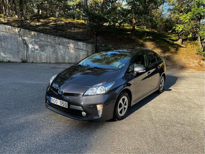 Grå Begagnad 2013 Toyota Prius Plug-in Hybrid Halvkombi | 68 000 kr (Bra pris) - Bild 1/4
