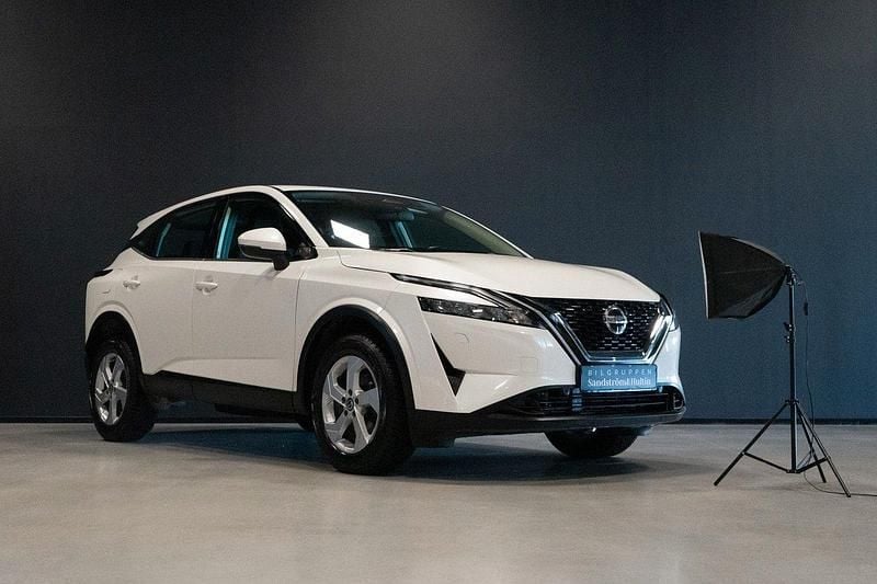 Vit Begagnad 2022 Nissan Qashqai SUV | 249 000 kr (Marknadspris) - Bild 1/4
