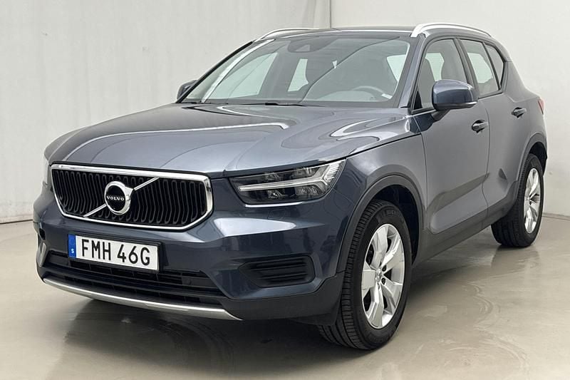 Mörkblå Begagnad 2022 Volvo XC40 Momentum SUV | 259 000 kr (Superpris) - Bild 1/4
