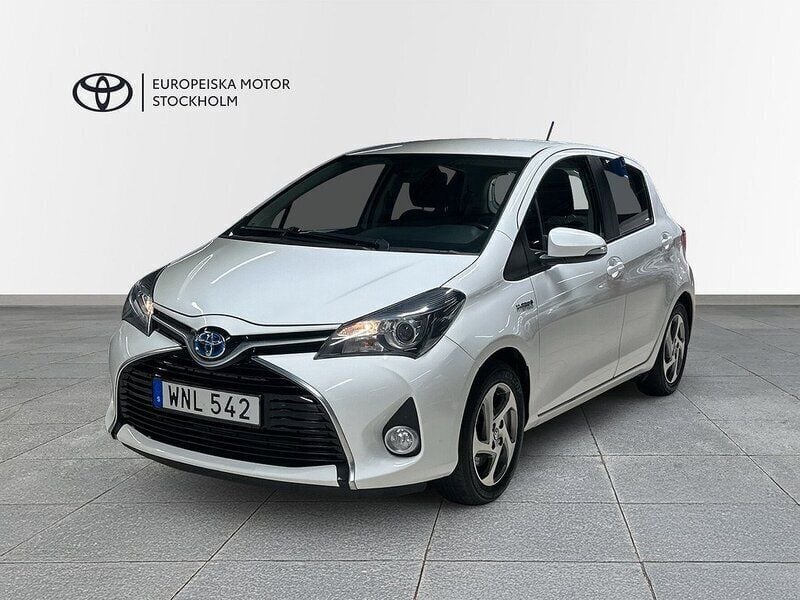 Vit Begagnad 2016 Toyota Yaris Hybrid Active Halvkombi | 119 900 kr (Marknadspris) - Bild 1/4