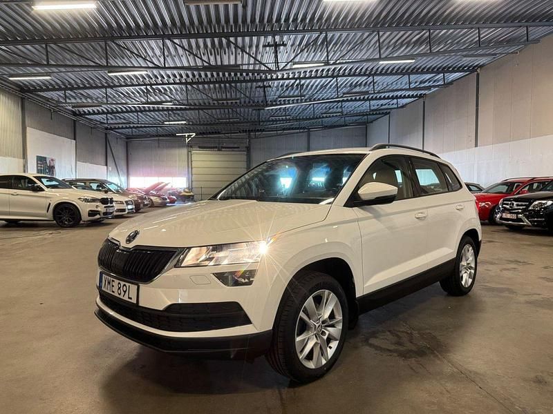 Vit Begagnad 2019 Skoda Karoq Ambition SUV | 209 900 kr (Marknadspris) - Bild 1/4
