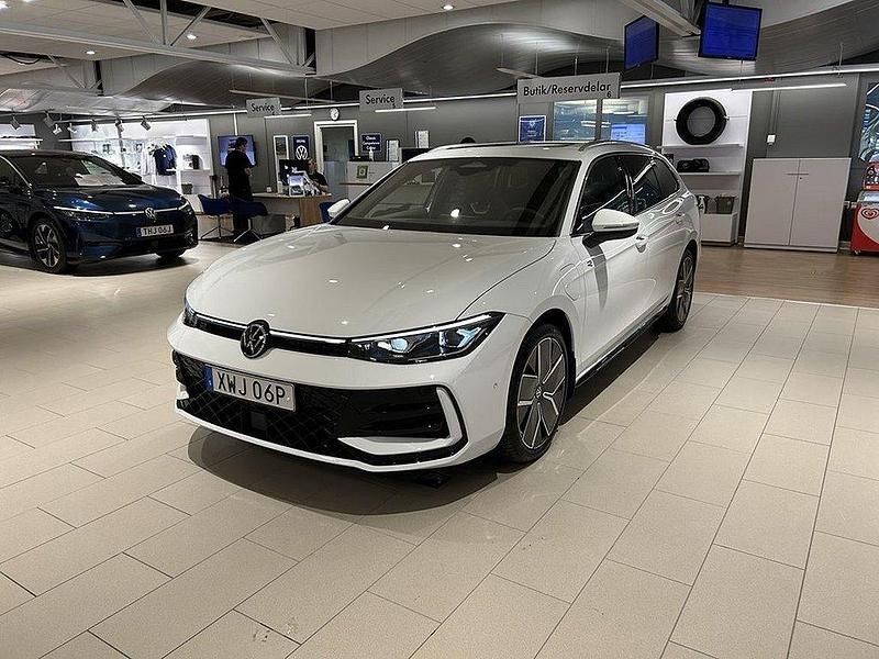 Vit Ny 2025 VW Passat R-line Kombi | 556 400 kr (Marknadspris) - Bild 1/4