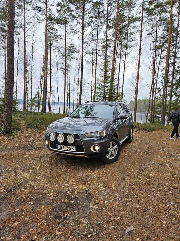 Grå Begagnad 2011 Mitsubishi Outlander Edition SUV | 78 500 kr (Lite dyr) - Bild 1/2