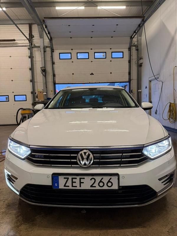 Begagnad 2018 VW Passat GTE Kombi | 142 000 kr (Superpris) - Bild 1/4