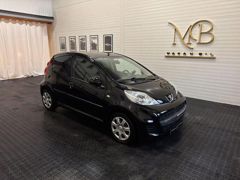 Svart Begagnad 2010 Peugeot 107 Halvkombi | 49 000 kr (Marknadspris) - Bild 1/3