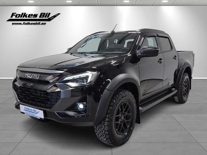 Svart (onyx black mica) Begagnad 2024 Isuzu D-Max Pickup | 858 000 kr - Bild 1/4