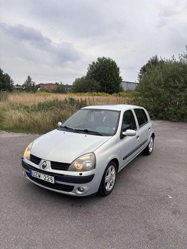 Grå Begagnad 2004 Renault Clio II Halvkombi | 20 000 kr (Superpris) - Bild 1/4