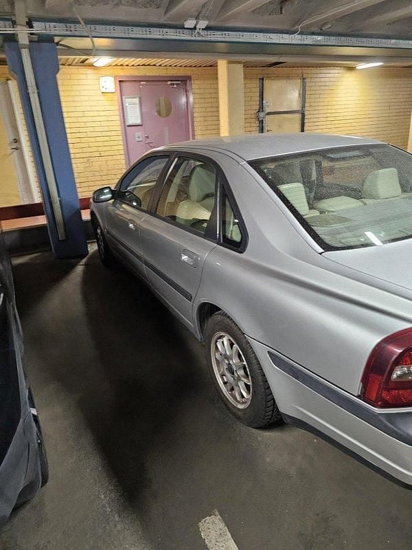 Grå Begagnad 2001 Volvo S80 Sedan | 19 500 kr (Bra pris) - Bild 1/4