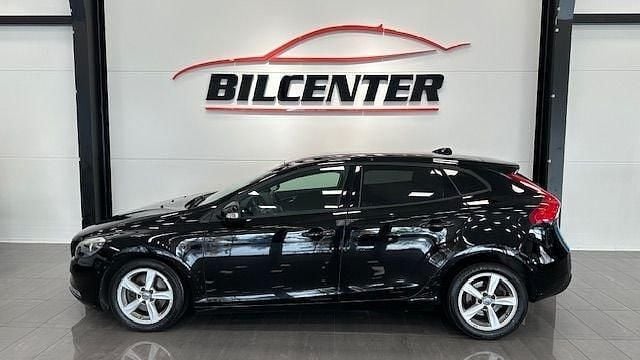 Svart Begagnad 2016 Volvo V40 Kombi | 139 800 kr (Marknadspris) - Bild 1/4