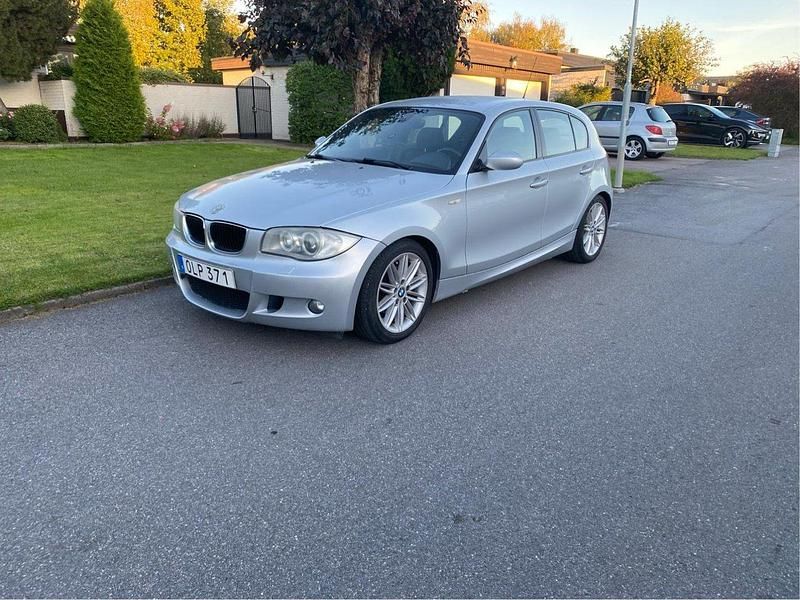 Grå Begagnad 2007 BMW 120 Advantage Halvkombi | 44 000 kr (Marknadspris) - Bild 1/4