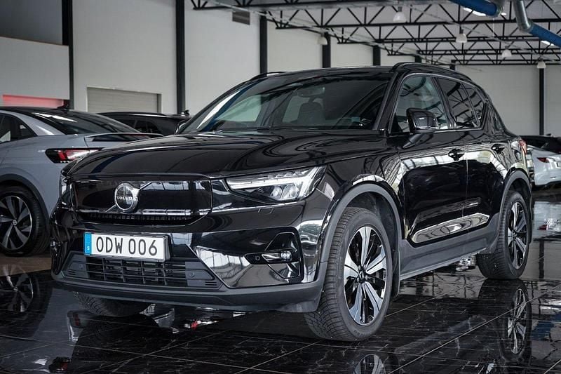 Svart Begagnad 2022 Volvo XC40 Plus SUV | 379 500 kr - Bild 1/4