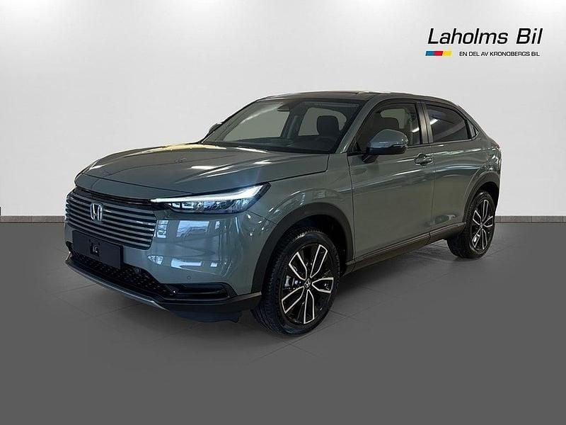 Sage green Ny 2025 Honda HR-V Elegance SUV | 339 900 kr (Marknadspris) - Bild 1/4