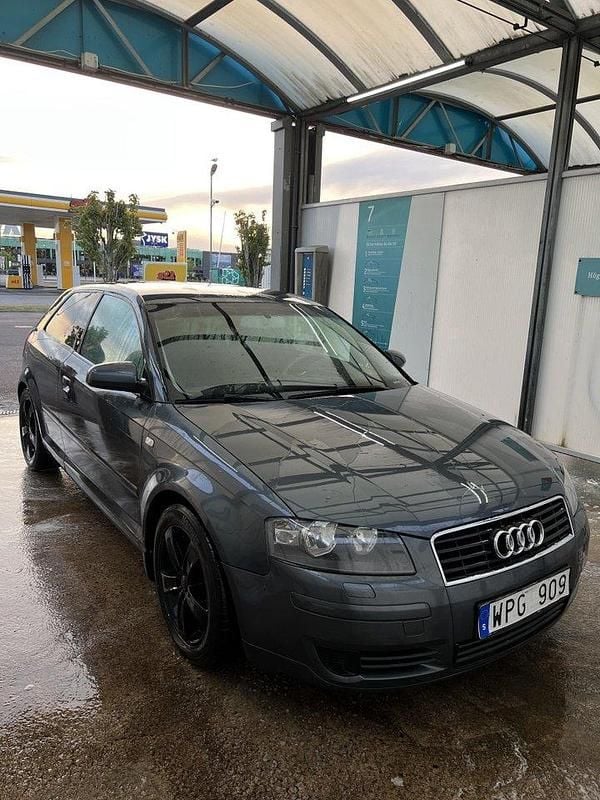 Grå Begagnad 2005 Audi A3 Attraction Halvkombi | 29 000 kr (Marknadspris) - Bild 1/4