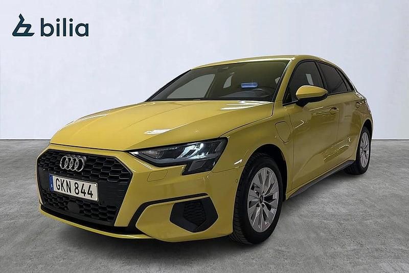 Gul Begagnad 2023 Audi A3 Sportback e-tron Proline Halvkombi | 326 900 kr (Marknadspris) - Bild 1/4