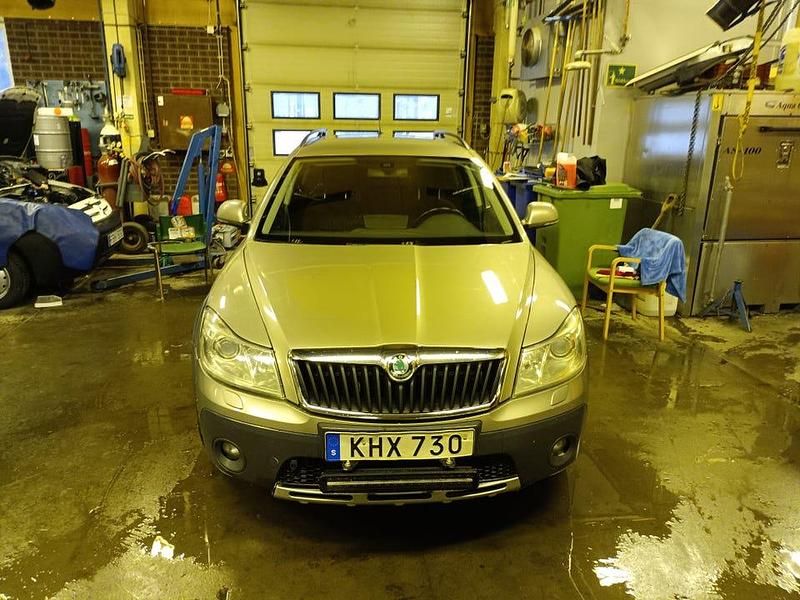 Begagnad 2012 Skoda Octavia Scout Kombi | 38 000 kr - Bild 1/4
