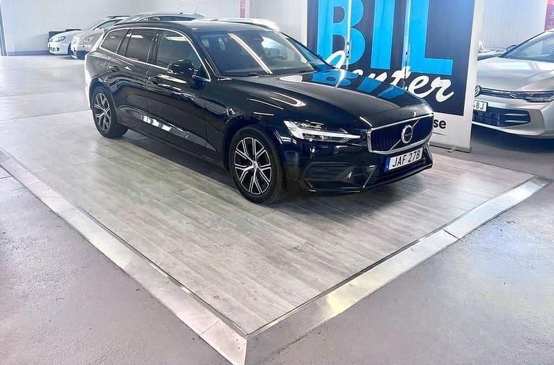 Svart Begagnad 2023 Volvo V60 Core Kombi | 274 000 kr (Superpris) - Bild 1/4