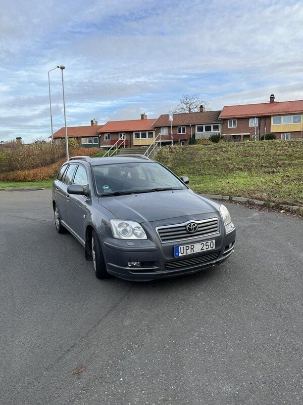 Grå Begagnad 2004 Toyota Avensis Kombi | 13 000 kr (Bra pris) - Bild 1/4