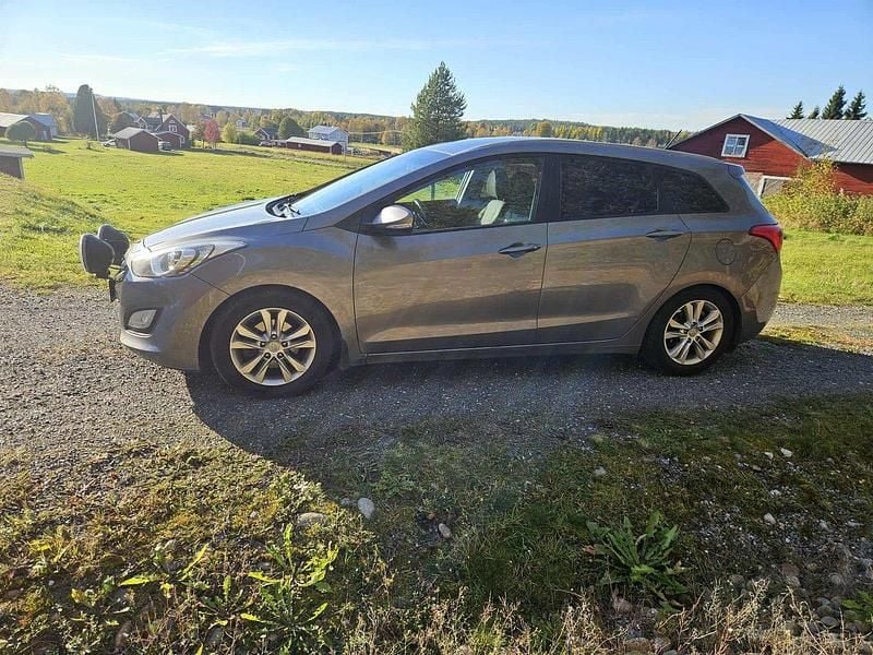 Grå Begagnad 2014 Hyundai i30 Kombi | 58 900 kr (Bra pris) - Bild 1/4