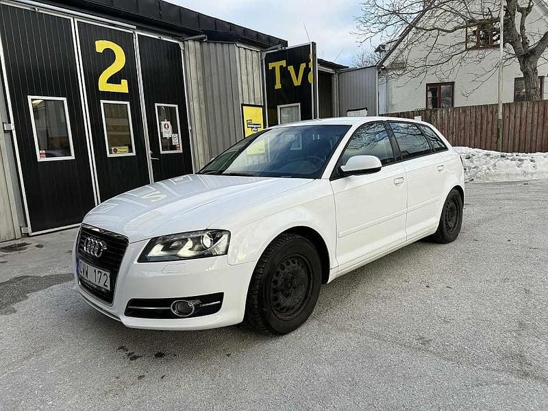 Vit Begagnad 2012 Audi A3 Sportback Comfort Halvkombi | 59 900 kr (Marknadspris) - Bild 1/4