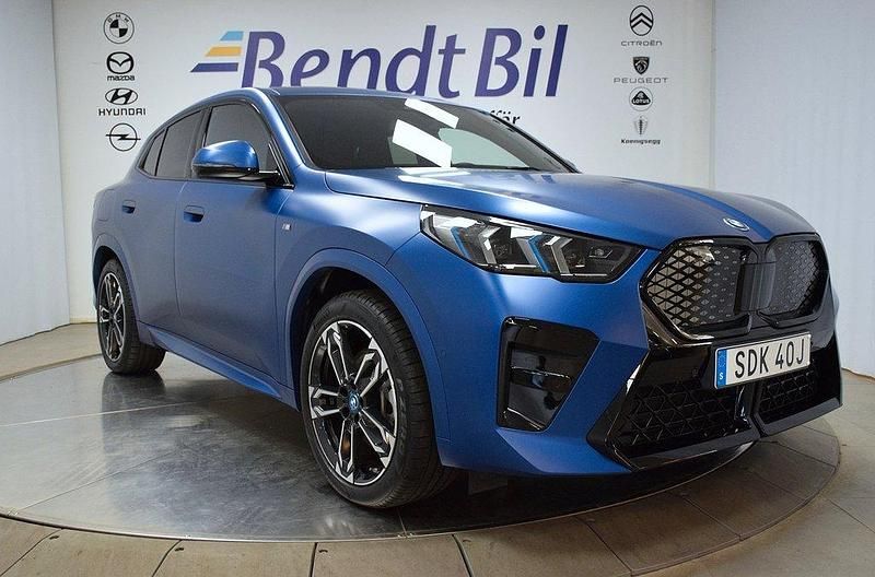 Individual frozen portimao blue metallic Begagnad 2023 BMW iX2 M Sport SUV | 514 500 kr (Marknadspris) - Bild 1/3
