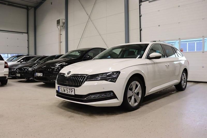 Vit Begagnad 2021 Skoda Superb Business Line Kombi | 299 800 kr (Bra pris) - Bild 1/4