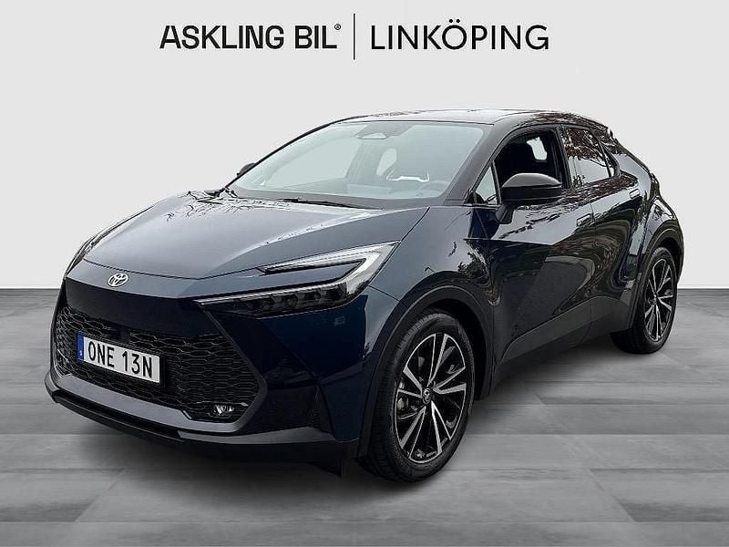 Blå Begagnad 2025 Toyota C-HR Executive SUV | 399 000 kr (Marknadspris) - Bild 1/4