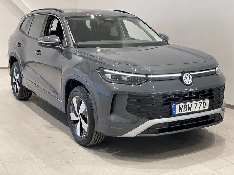 Grå (dolphin grey metallic) Ny 2025 VW Tayron Life SUV | 439 900 kr (Marknadspris) - Bild 1/4