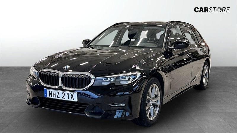 Svart (black) Begagnad 2021 BMW 330e Sport Line Kombi | 289 900 kr (Marknadspris) - Bild 1/4