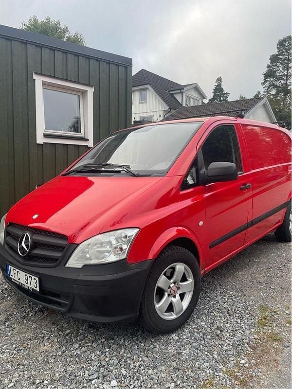 Röd Begagnad 2011 Mercedes Vito Minibuss | 47 500 kr (Marknadspris) - Bild 1/4