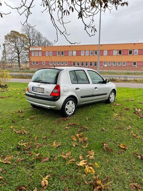 Grå Begagnad 2006 Renault Clio R.S. Halvkombi | 16 900 kr (Marknadspris) - Bild 1/4