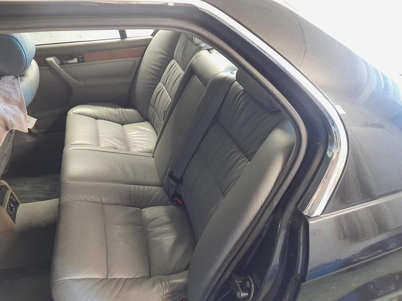 Begagnad BMW 730 218 HK (160 kW) 1993 Diamantsvart metallic Sedan