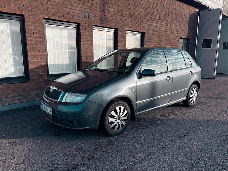 Mörkgrå Begagnad 2007 Skoda Fabia Halvkombi | 8 999 kr (Bra pris) - Bild 1/4