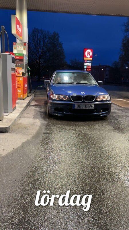 Blå Begagnad 2003 BMW 320 Sedan | 23 000 kr (Superpris) - Bild 1/4