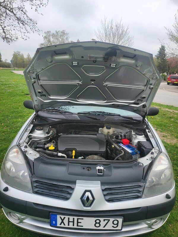 Grå Begagnad 2006 Renault Clio R.S. Authentique Halvkombi | 16 900 kr (Bra pris) - Bild 1/4