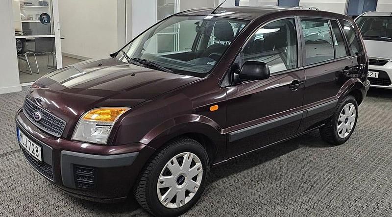 Begagnad Ford Fusion Style 101 HK (74 kW) 2010 Röd Halvkombi