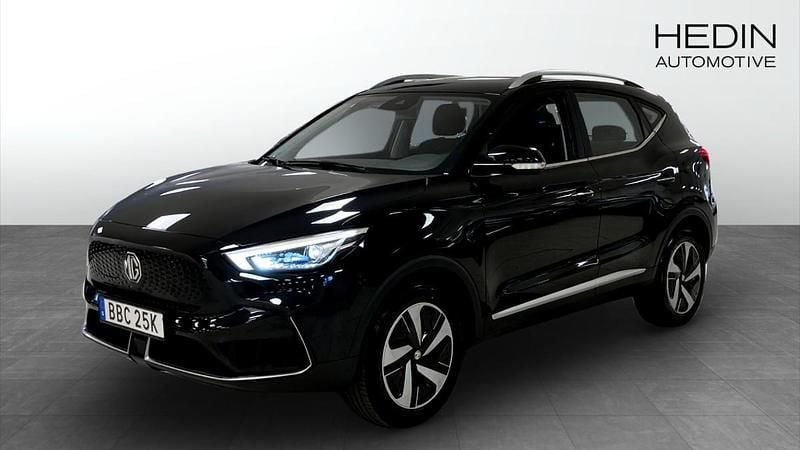 Svart (black) Begagnad 2022 MG ZS Comfort Sedan | 239 900 kr (Superpris) - Bild 1/4