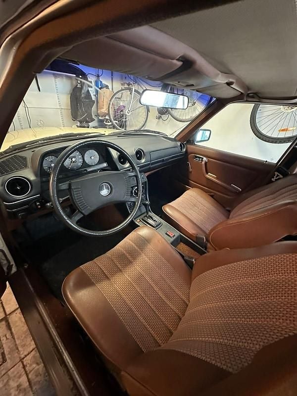 Begagnad Mercedes 230 109 HK (80 kW) 1979