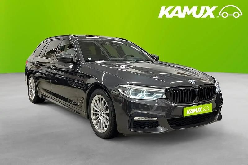 Silver/grå Begagnad 2018 BMW 530 M Sport Kombi | 384 700 kr (Lite dyr) - Bild 1/4
